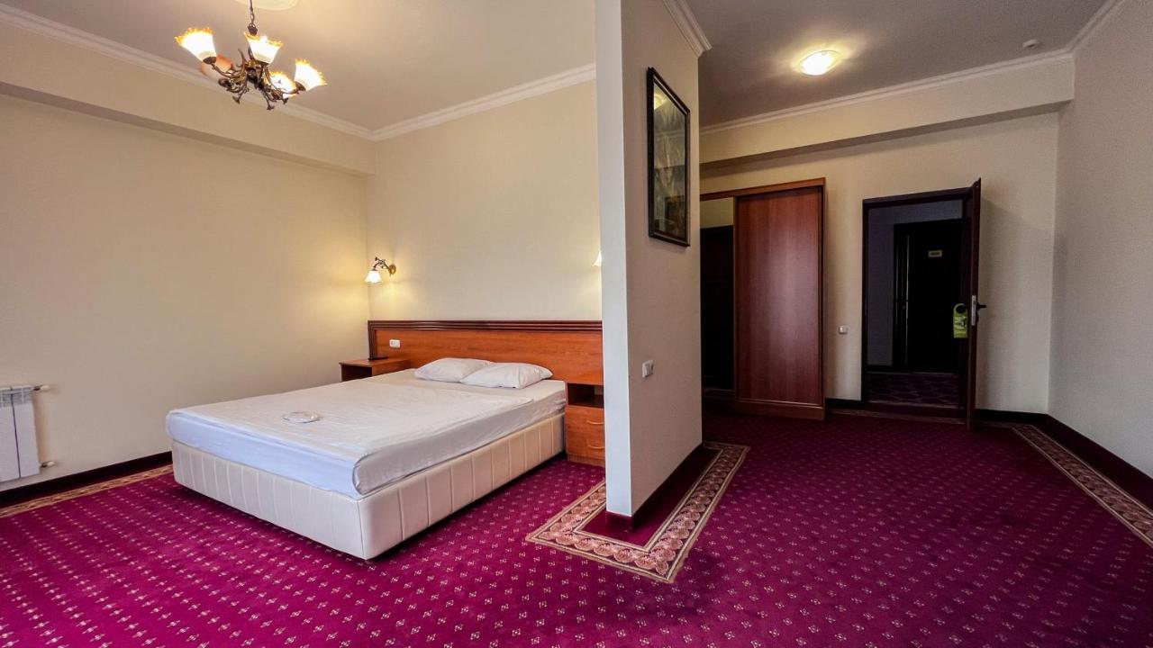 Olympavan Hotel Yerevan Ngoại thất bức ảnh