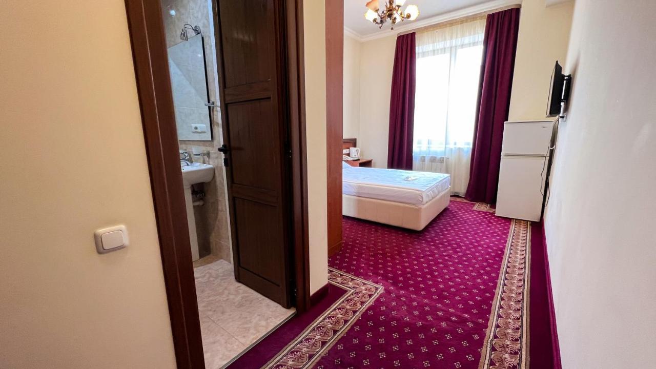 Olympavan Hotel Yerevan Ngoại thất bức ảnh