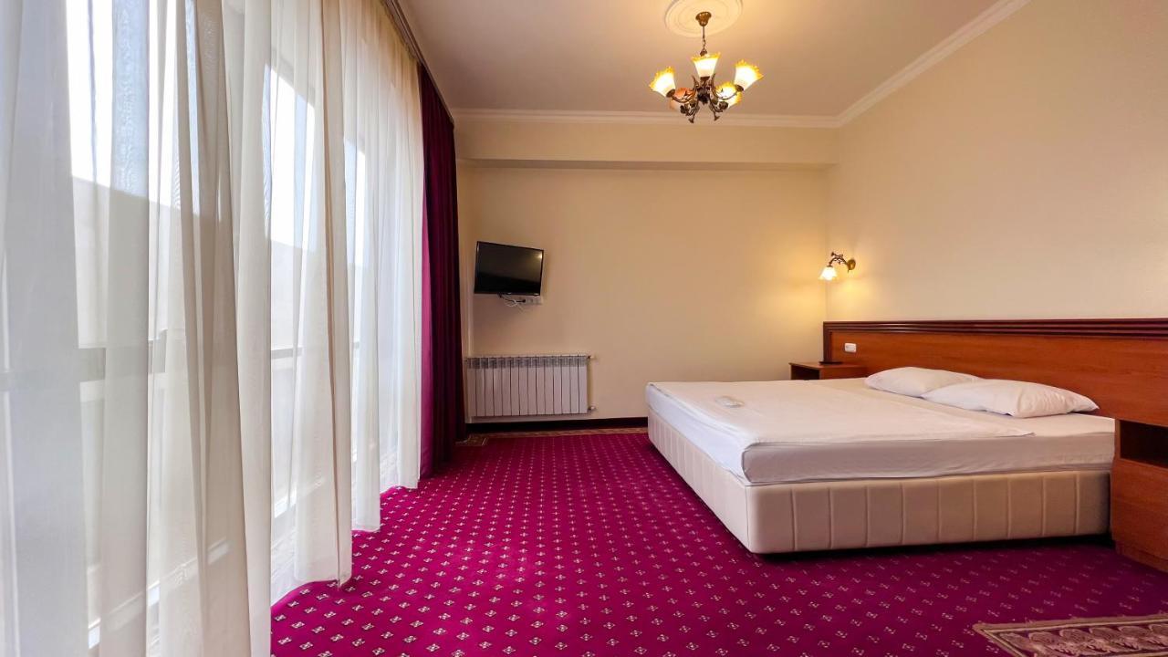 Olympavan Hotel Yerevan Ngoại thất bức ảnh